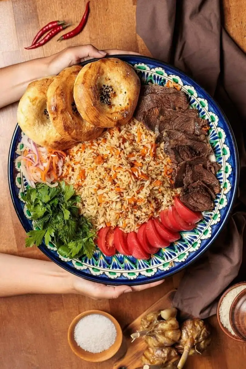 "Семейный казан" с пловом и томатный сок