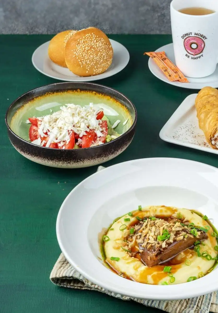 Обед с мясным блюдом на гриле, салатом, супом