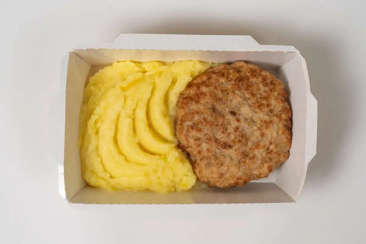 Котлета мясная с картофельным пюре