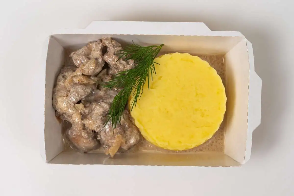 Печень куриная в сметанном соусе с пюре