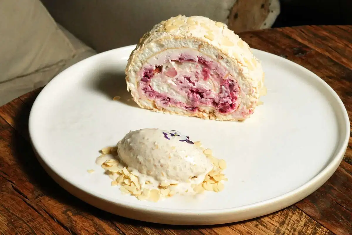 Меренговый рулет с садовой вишней и лепестками миндаля