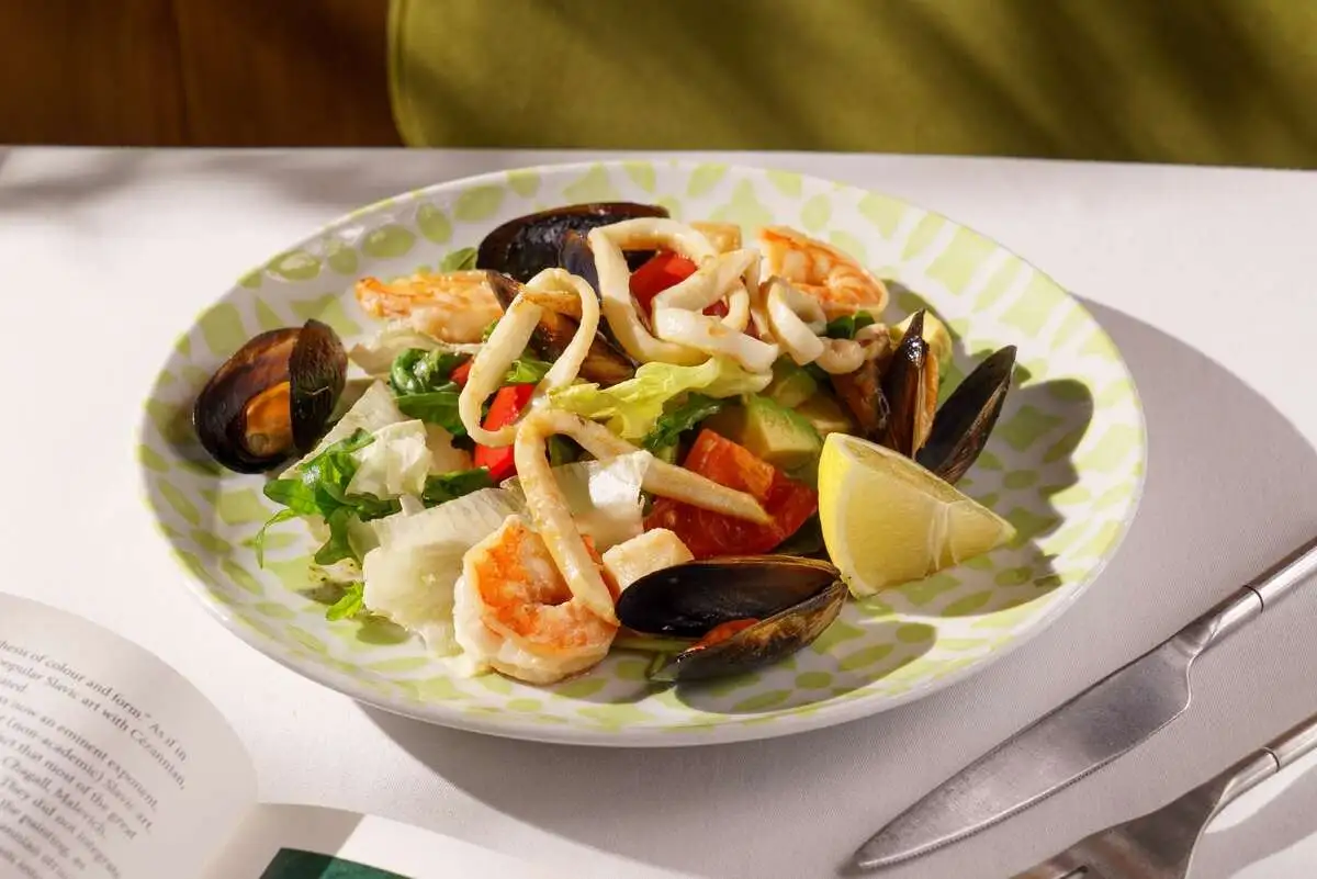 С морепродуктами, миксом салата и авокадо