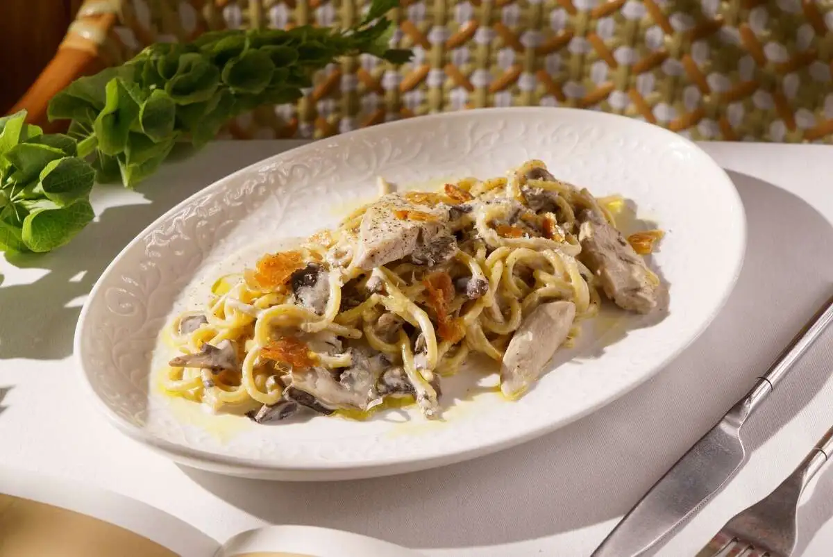 Спагетти Альфредо с куриной грудкой и грибами