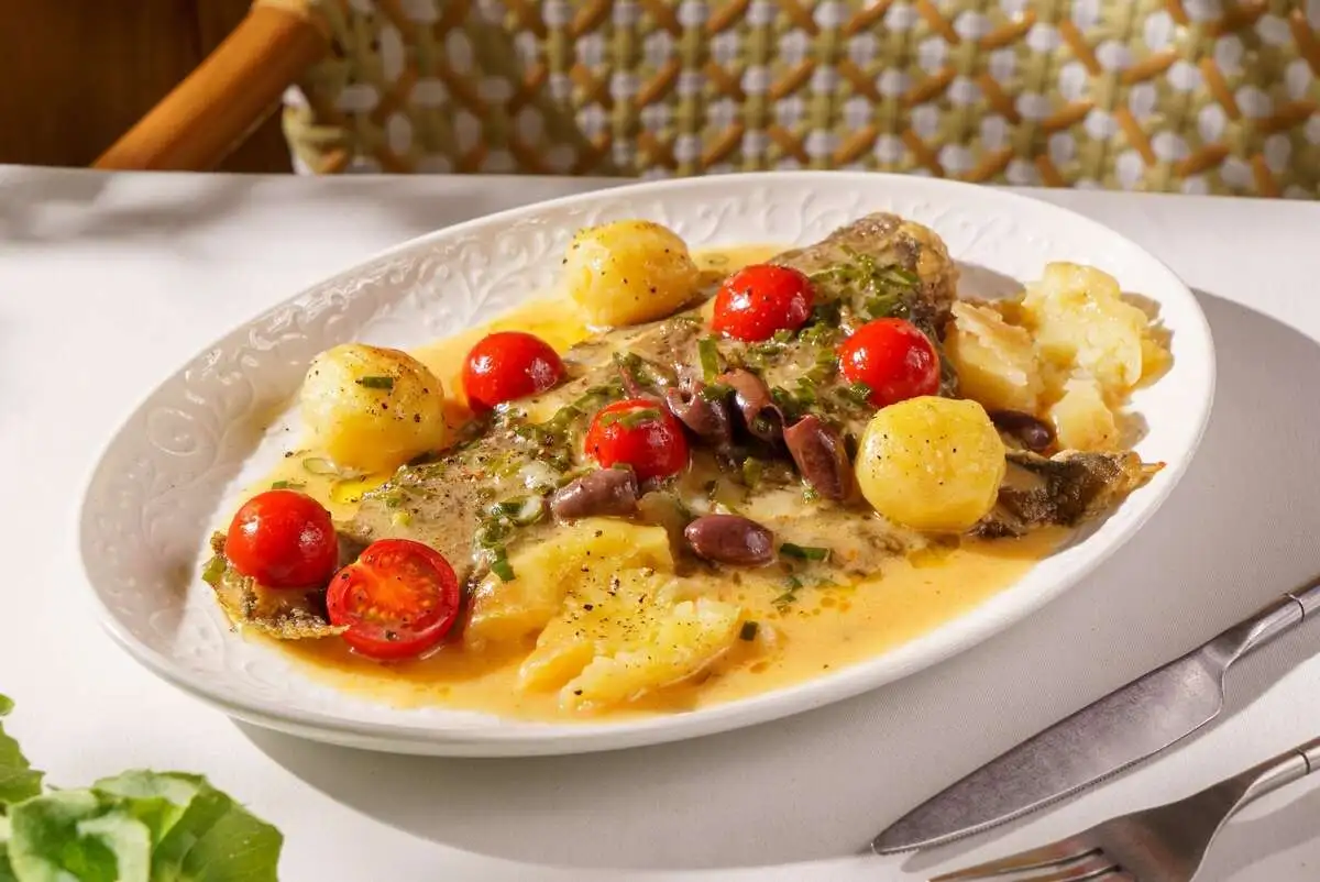 Камбала с лимонным соусом и оливками
