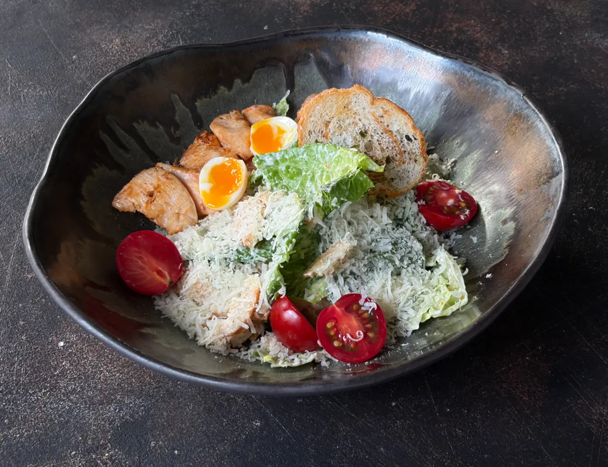 Салат Цезарь с курицей