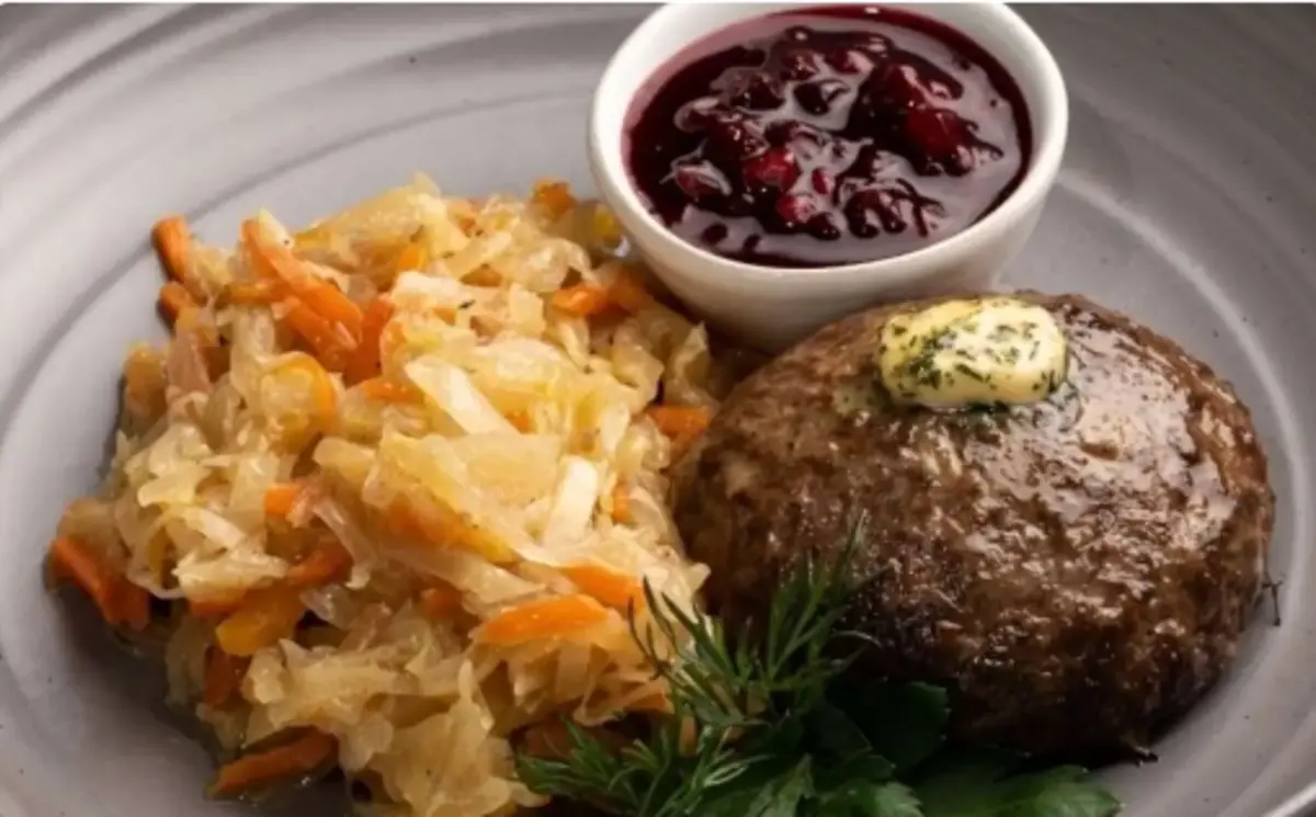 Котлета из оленины с тушеной капустой и брусничным соусом