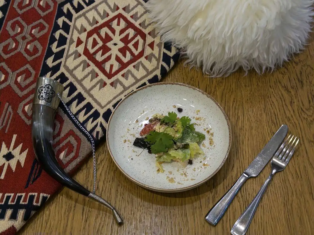 Салат из печеных овощей с куриной грудкой сувид