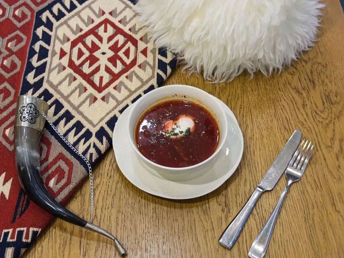 Борщ с говядиной и сметаной