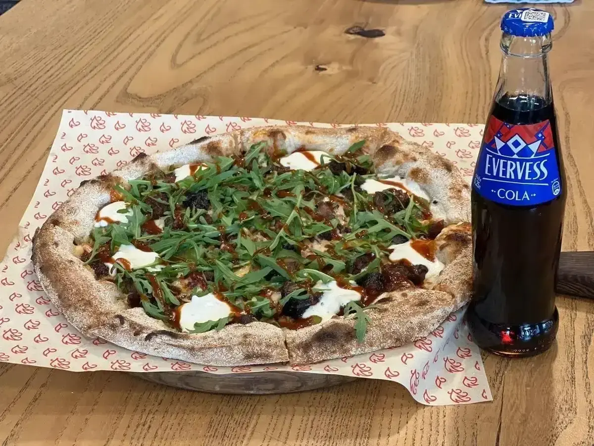 Пицца фирменная с брискетом + Evervess Cola в подарок