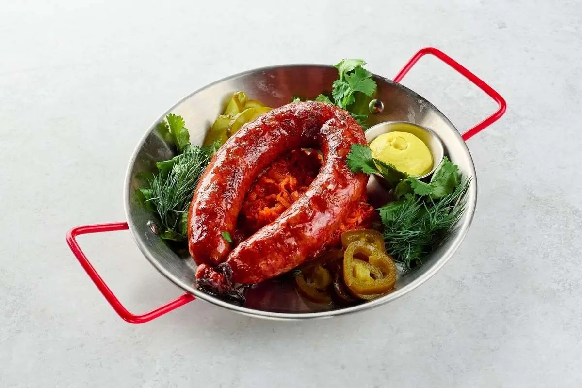 Краковская колбаса на углях с тушеной капустой на компанию