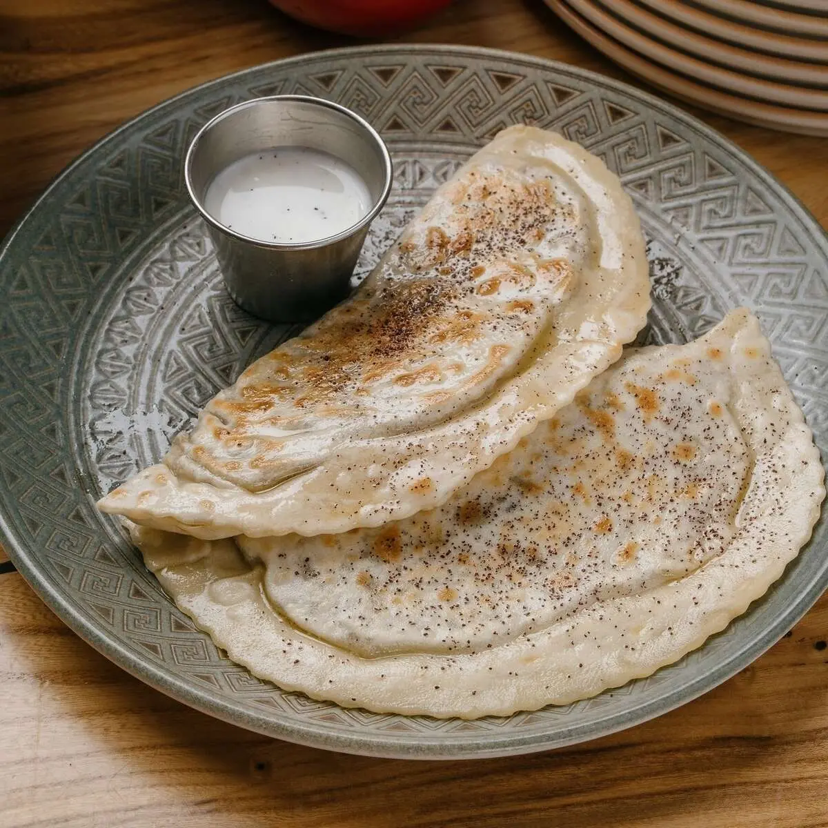Кутабы с говядиной и соусом мацони 