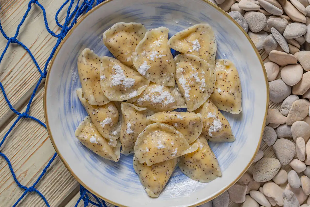 Маковые вареники с творогом