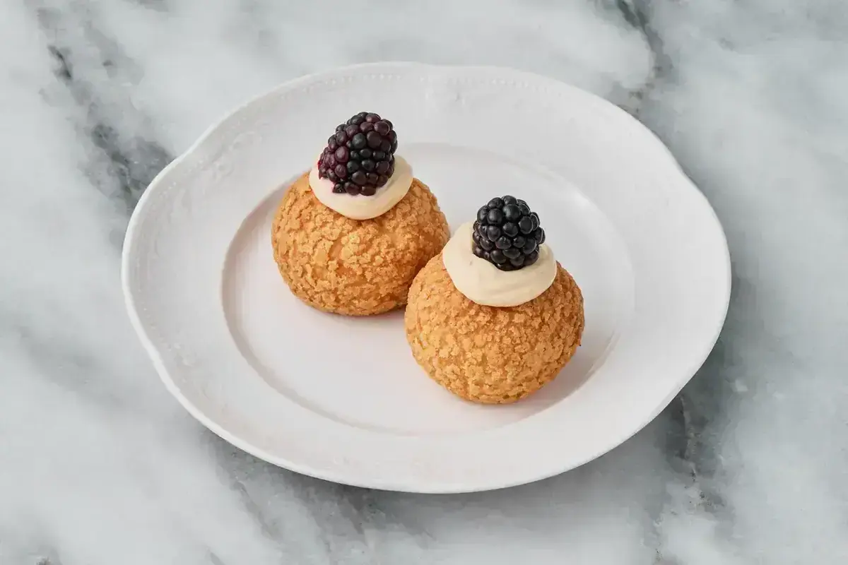 Шу со свежей ежевикой и соусом из черной смородины