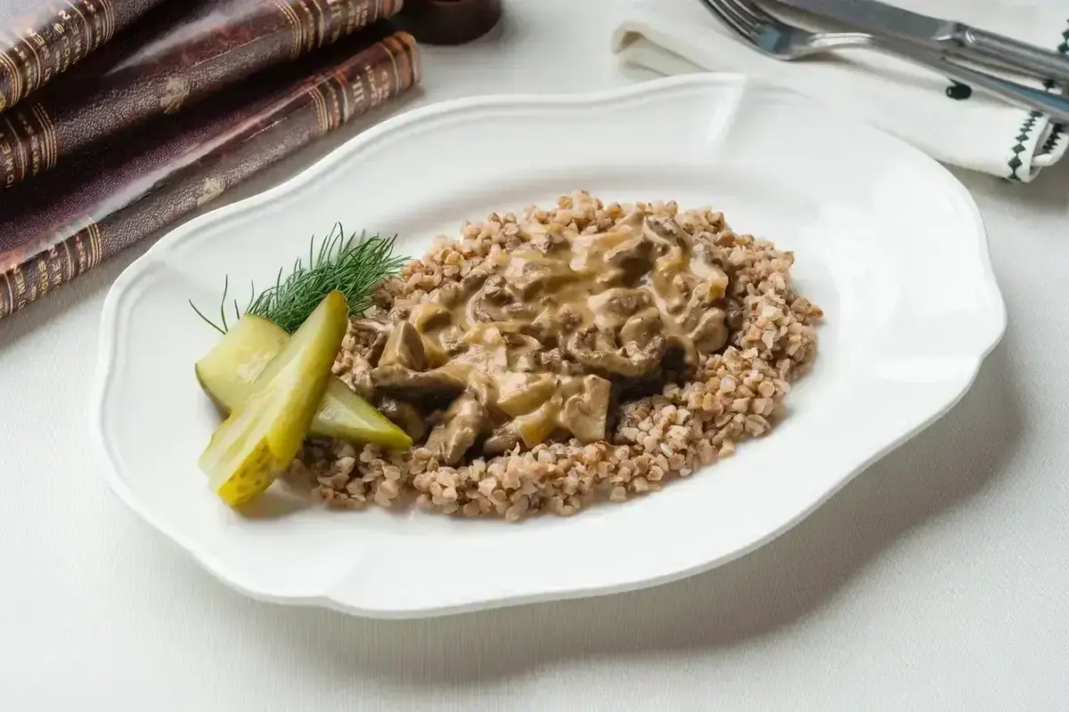 Бефстроганов с гречкой и грибами