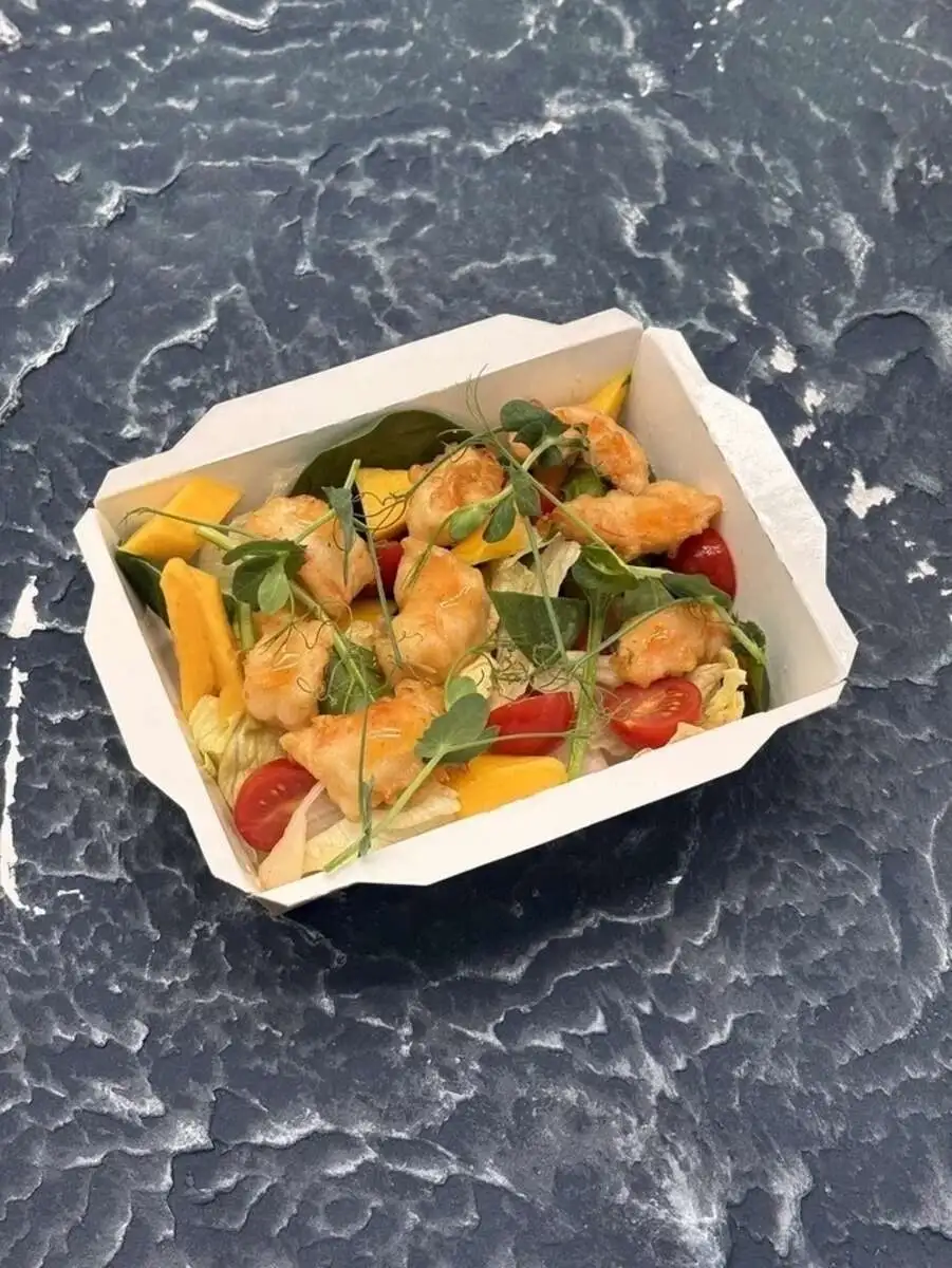 Салат с попкорном из креветки и манго