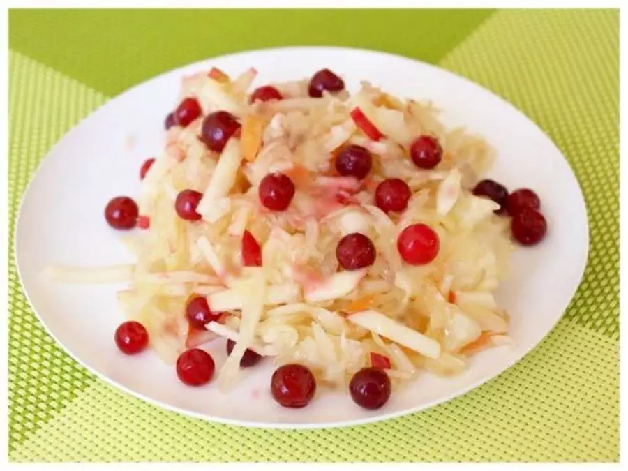 Салат из квашеной капусты с клюквой