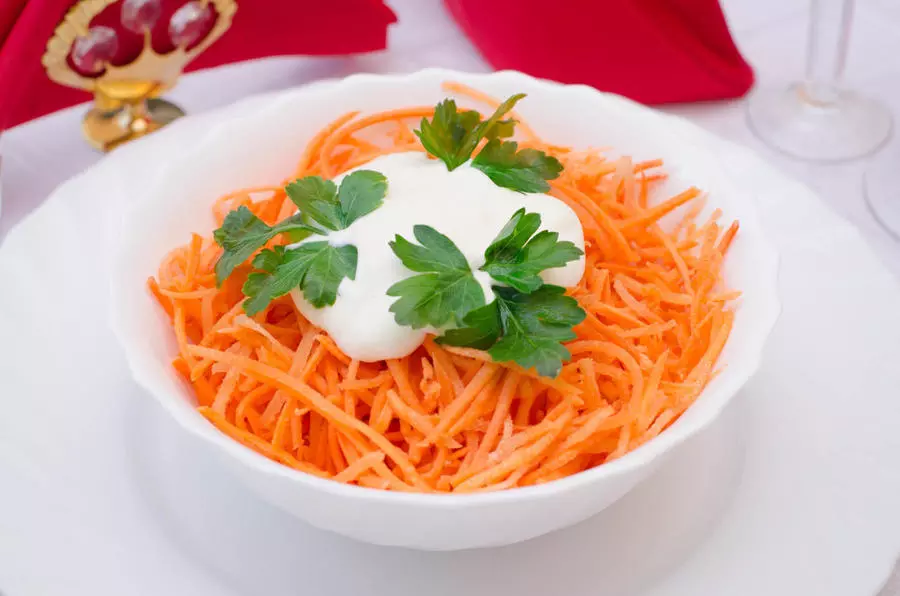 Салат из моркови со сметаной