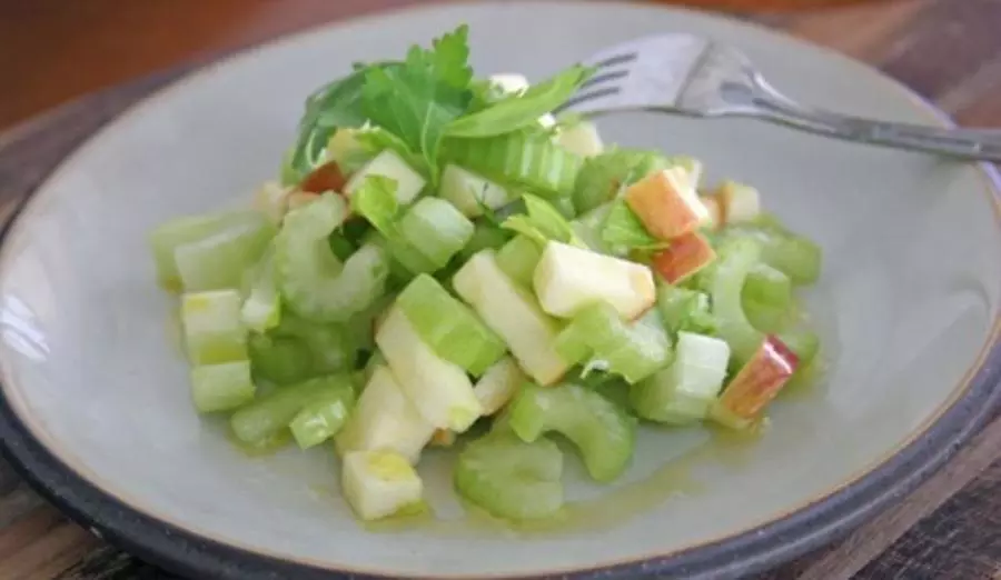 Салат из сельдерея с яблоками