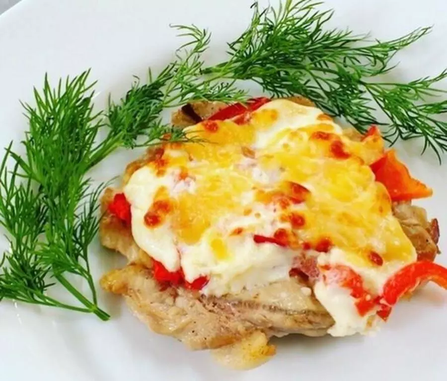 Биточки куриные с сыром с помидорами