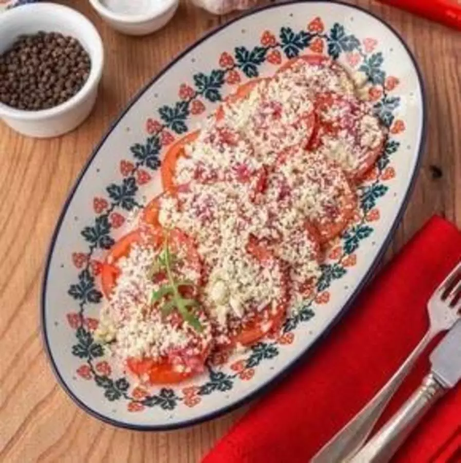 Томаты с козьим сыром