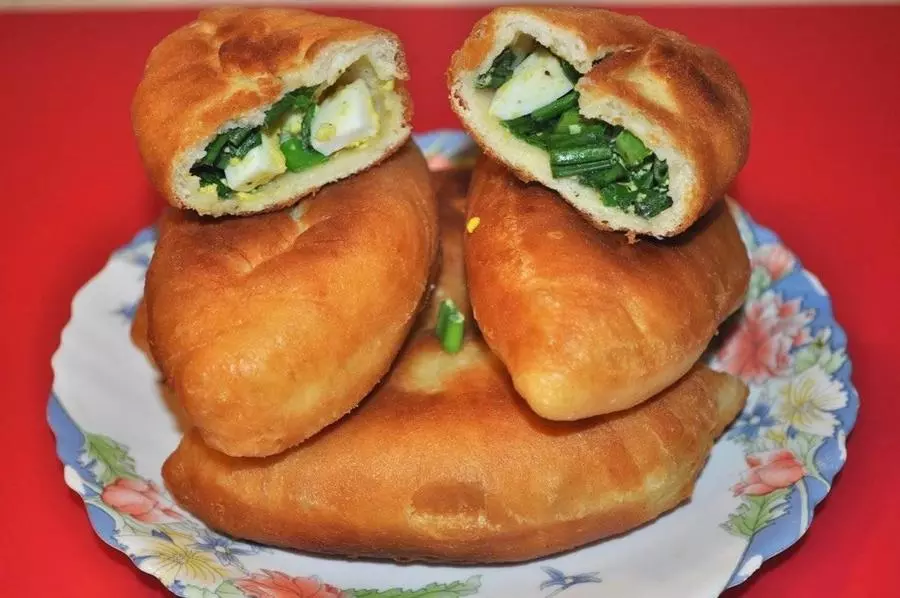 Пирожки с яйцом с зеленым луком 