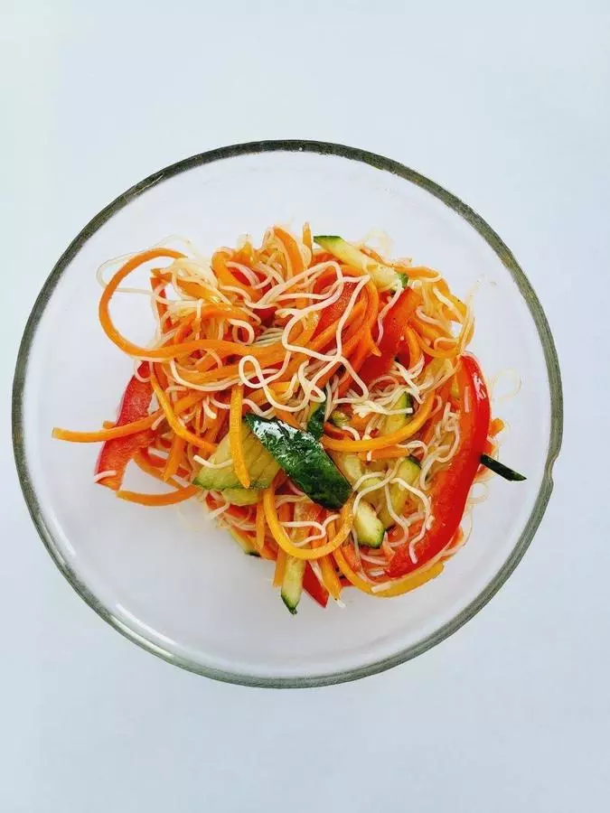 Салат с фунчозой