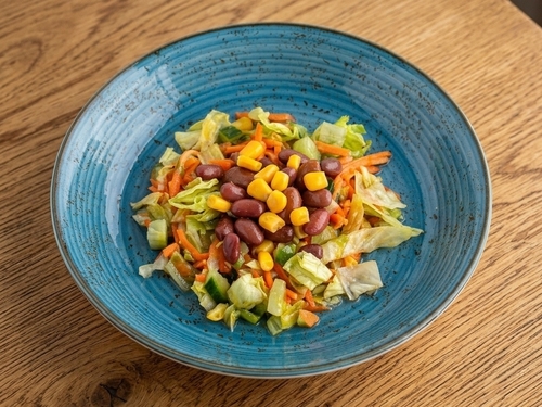 Салат с нежной фасолью и кукурузой