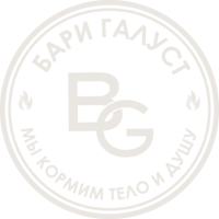 Бари Галуст на пляже